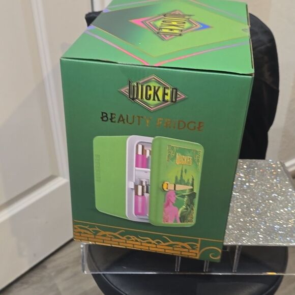 Universal Studio X  Wicked Mini Beauty Fridge - Picture 11 of 12